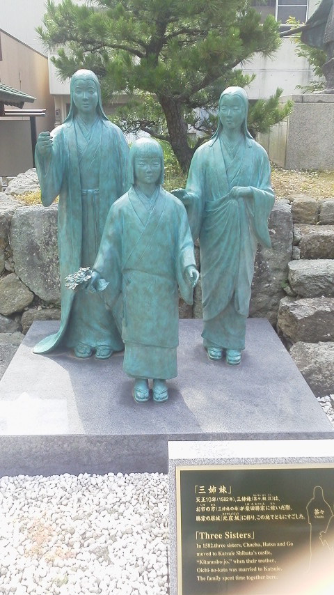 浅井３姉妹の銅像