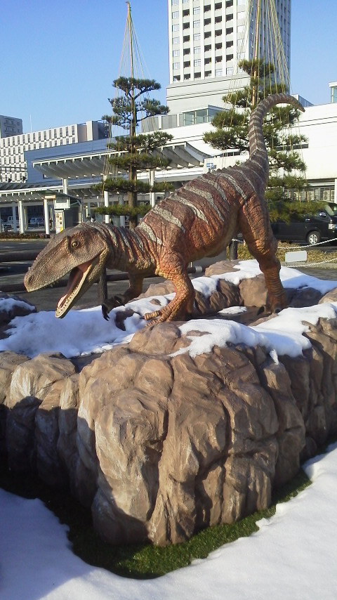 駅の広場の恐竜